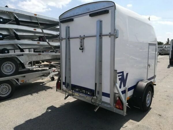 remolque de poliéster Niewiadów con puerta lateral y rampa de carga